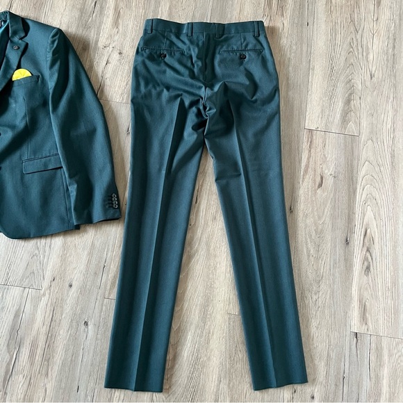 Elegant Green Two-Piece Suit with Notch Lapel - Picture 9 of 12